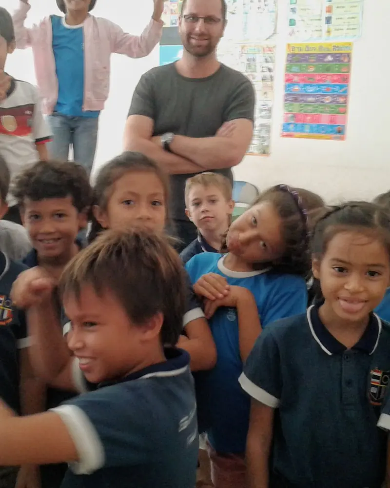 Clovis con sus alumnos de la Escuela Francesa Internacional de Pattaya