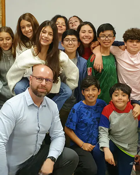 Clovis rodeado de sus alumnos del Liceo Internacional Francés Jules Verne de Guatemala